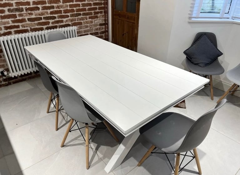 White extendable dining table. Seats up to 10-12
