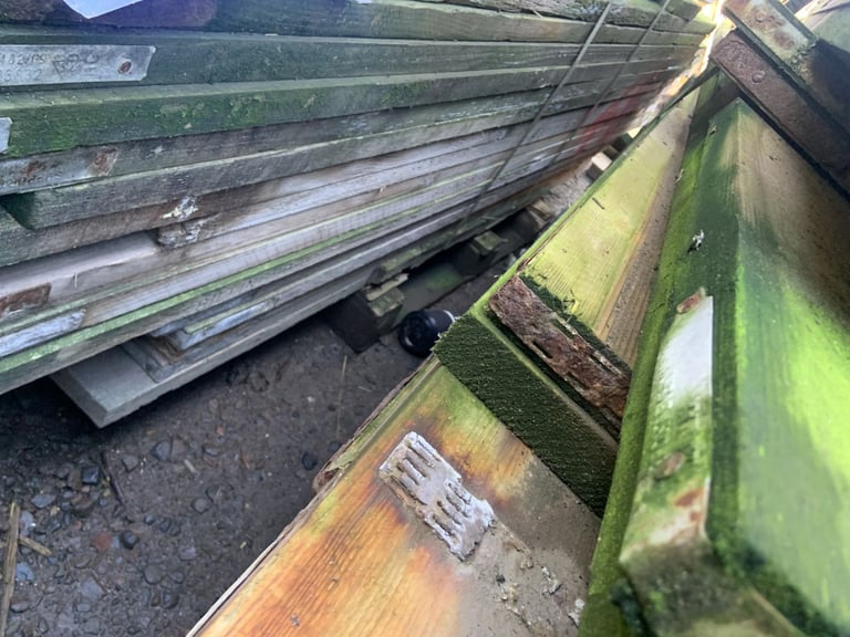 Bale of C-grade scaffold boards- length approx 1m-2.4m 