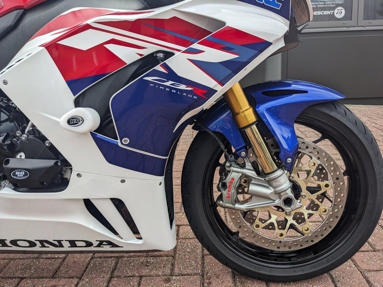 HONDA CBR1000RR-R FIREBLADE SP 30TH ANNIVERSARY 2022 - 2X AKRAPOVICS - EXTRAS