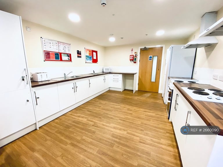 6 bedroom flat in Warwick New Road, Leamington Spa, CV32 (6 bed) (#2660090)