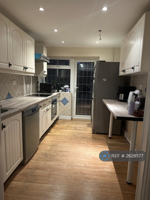 image for 1 bedroom in Selsdon Park Road, South Croydon, CR2 (#2629577)