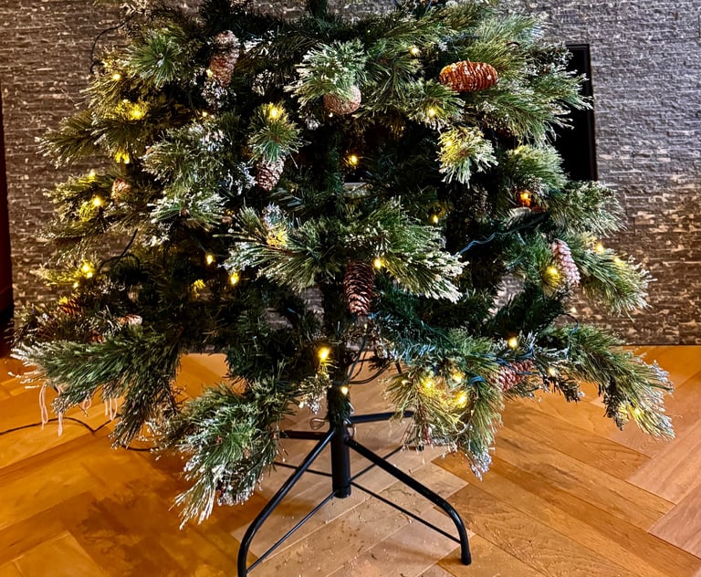 BEAUTIFUL ARTIFICIAL PRE-LIT FROSTED CHRISTMAS TREE