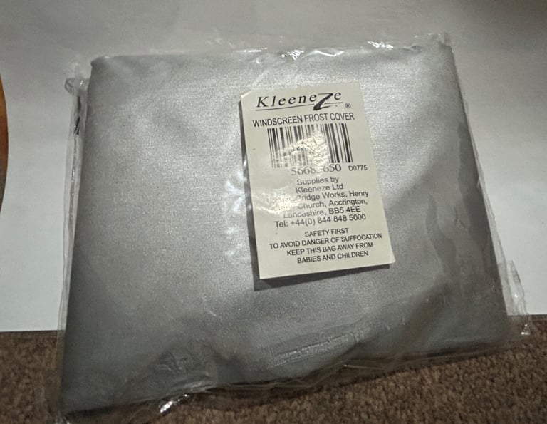 Car windscreen cover 