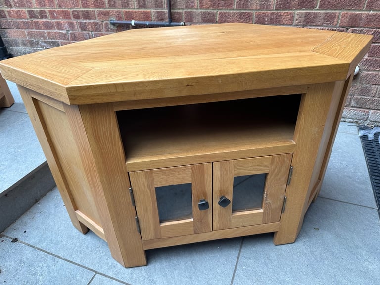Oak TV cabinet and nest of tables  