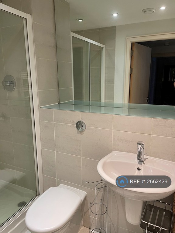 2 bedroom flat in The Quadrangle, Manchester, M1 (2 bed) (#2662429)