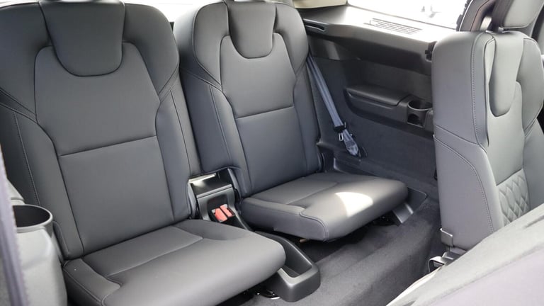 2025 Volvo XC90 B5 (P) AWD Plus Dark (Harman Kardon Sound, 360 Camera, Apple CarPlay, BLIS) ESTAT...