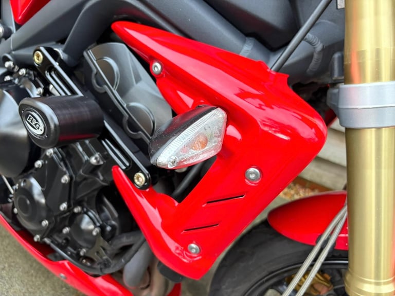 2011 // 11 Triumph Street Triple 675 £2800 Red 21813 miles.
