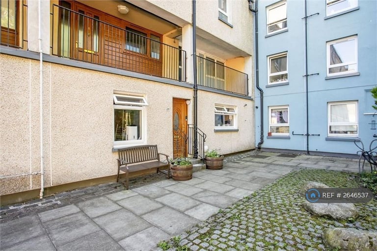 2 bedroom flat in Viewcraig Gardens, Edinburgh, EH8 (2 bed) (#2646537)