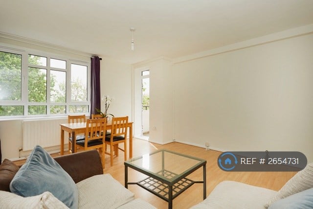 2 bedroom flat in Dan Bryant House, London, SW12 (2 bed) (#2654731)