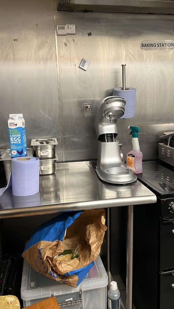 Dark Kitchen to Rent Battersea London