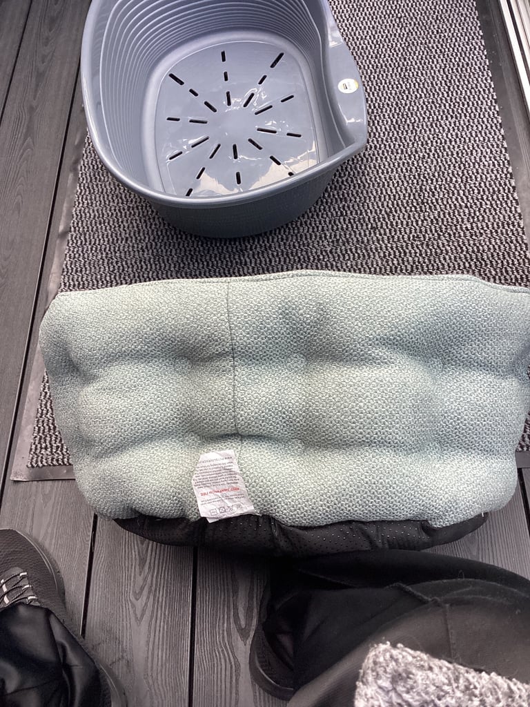  Brand new unused Small cat/ puppy bed by Scruffs also  small hard plastic bed £20 for both