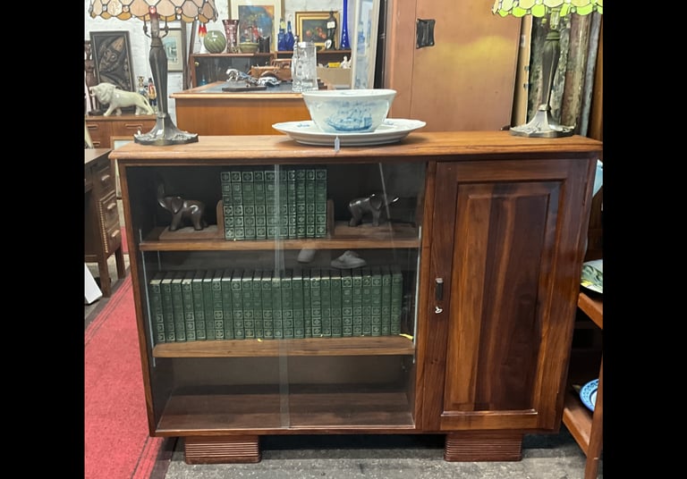 This is lovely Vintage bookcase in very good condition, 