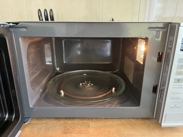 Panasonic Microwave Oven - Like New - RRP £100
