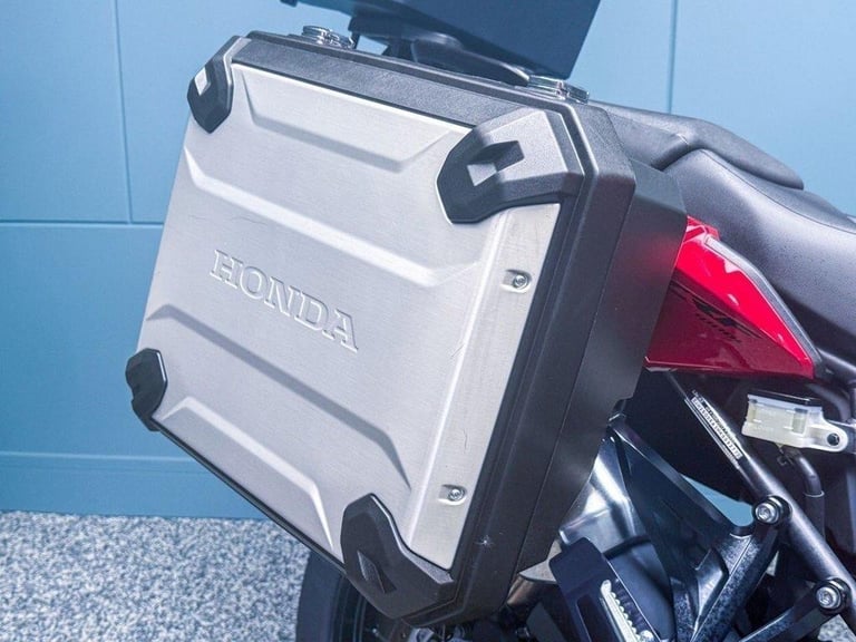 2017 17 HONDA CRF1000L AFRICA TWIN 1000 MANUAL - LOW MILES - FULL LUGGAGE