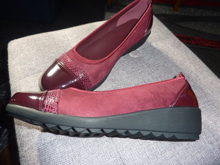 Ladies Burgundy Patent/Suede Wedge Walking Shoes Size 5 *NEW*