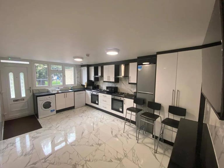 R2HMO/SL Modern 6 Bed House in Uxbridge UB8