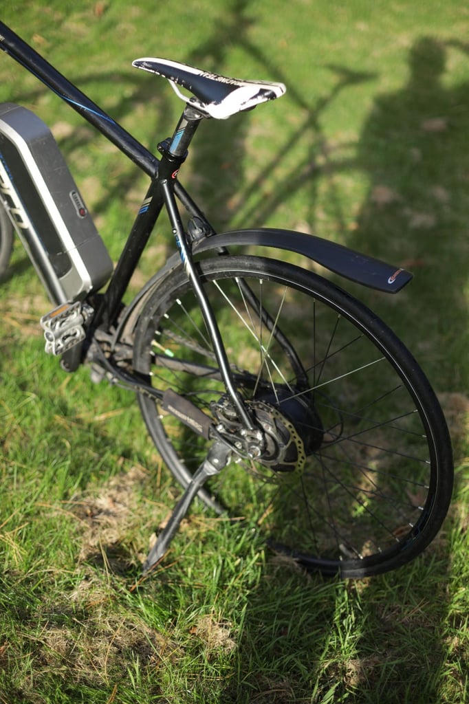 Carrera Crossfire E Electric Hybrid Bike 700C Shimano Altus SR Suntour HESC + Extras