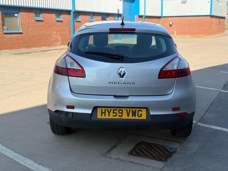 2010 Renault Megane 1.6 16V Expression Euro 4 5dr HATCHBACK Petrol Manual - Image 2