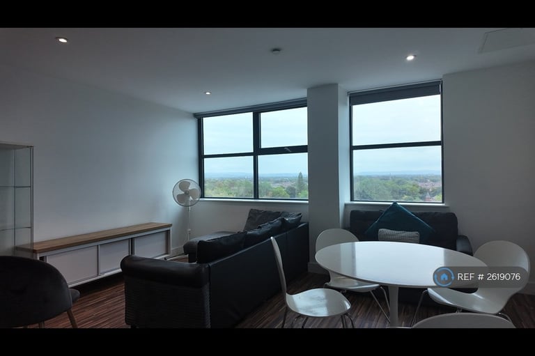 3 bedroom flat in West Point, Manchester, M16 (3 bed) (#2619076)