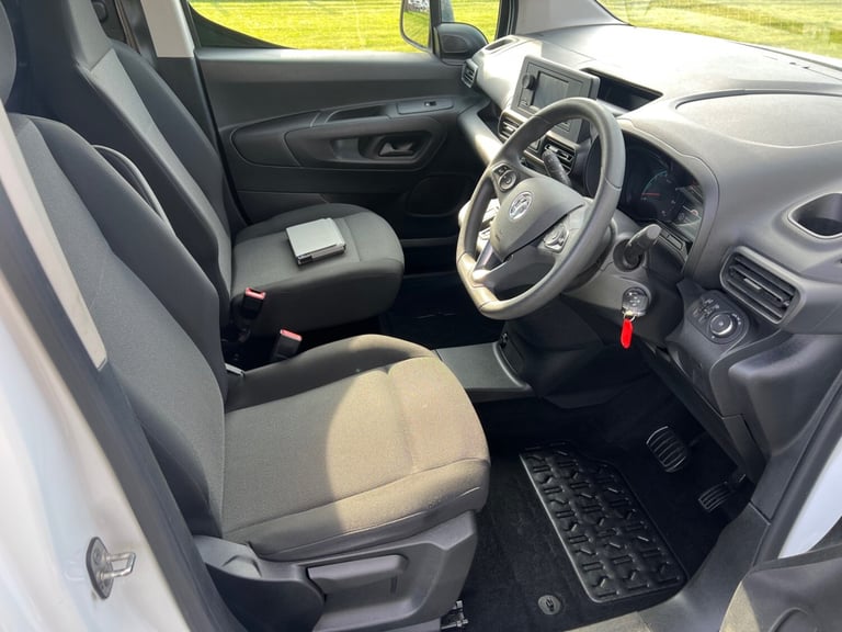 VAUXHALL COMBO-E 2300 100kW 50kWh DYNAMIC AUTOMATIC L1 VAN 71 REG 12,800 MILES