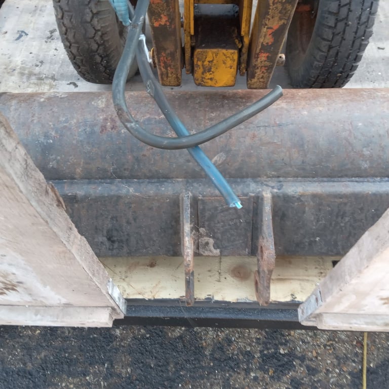 Digger and trailer with ramp and winch, new 13hp engine, spooler and pipes