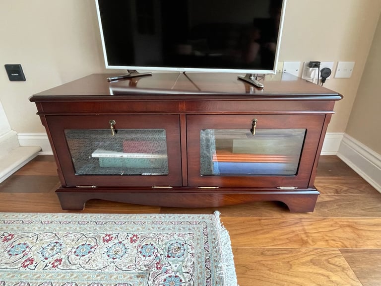 Mahongany veneer TV stand, 2 compartments with shelves