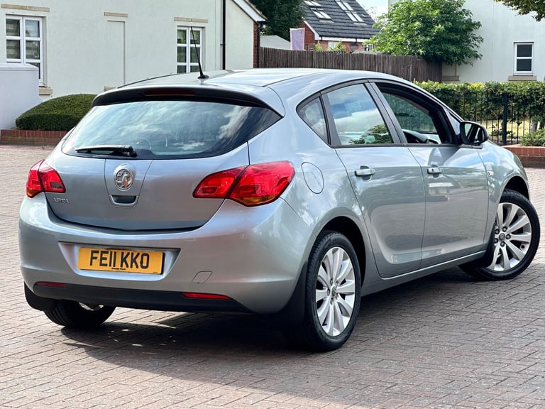 2011 Vauxhall Astra 1.4 16v Exclusiv Euro 5 5dr HATCHBACK Petrol Manual