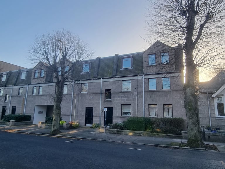 Spacious, West End 2 bedroom Flat on Beautiful Tree Line Street.