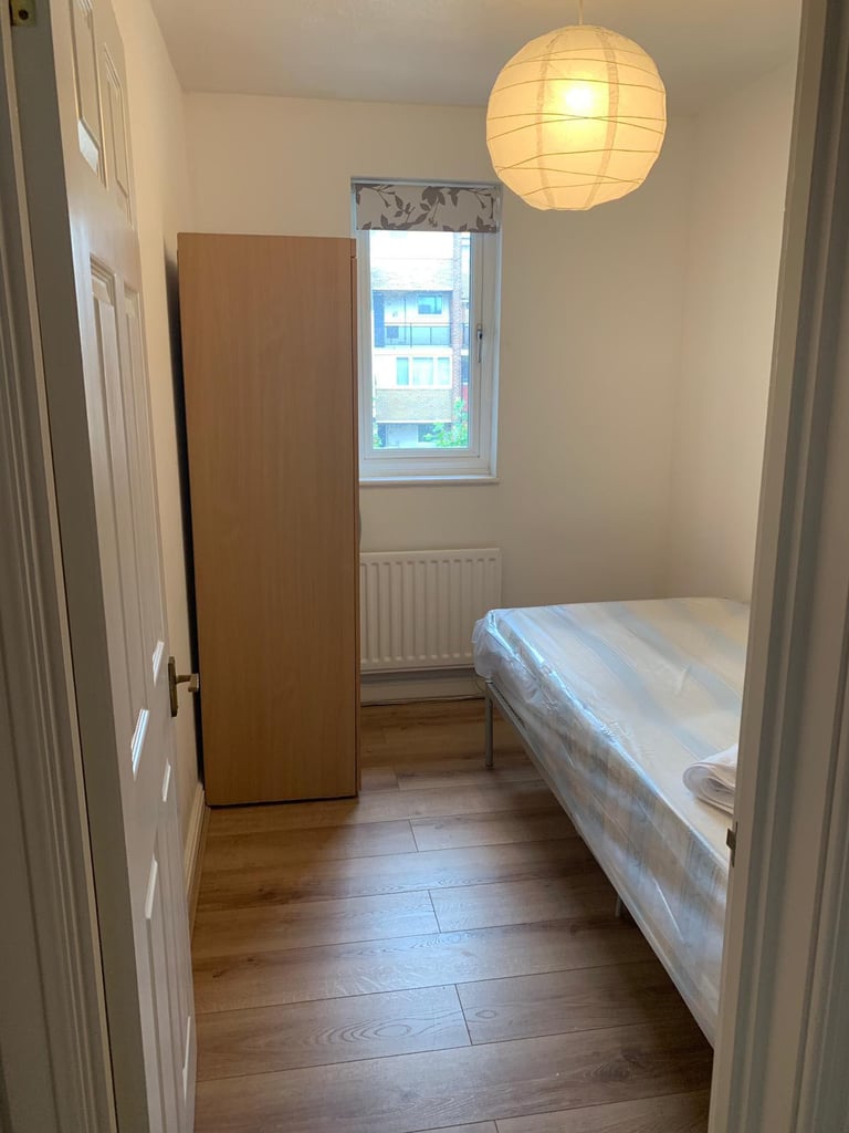 Lovely 4 bedrooms house with living room and parking in Bermondsey