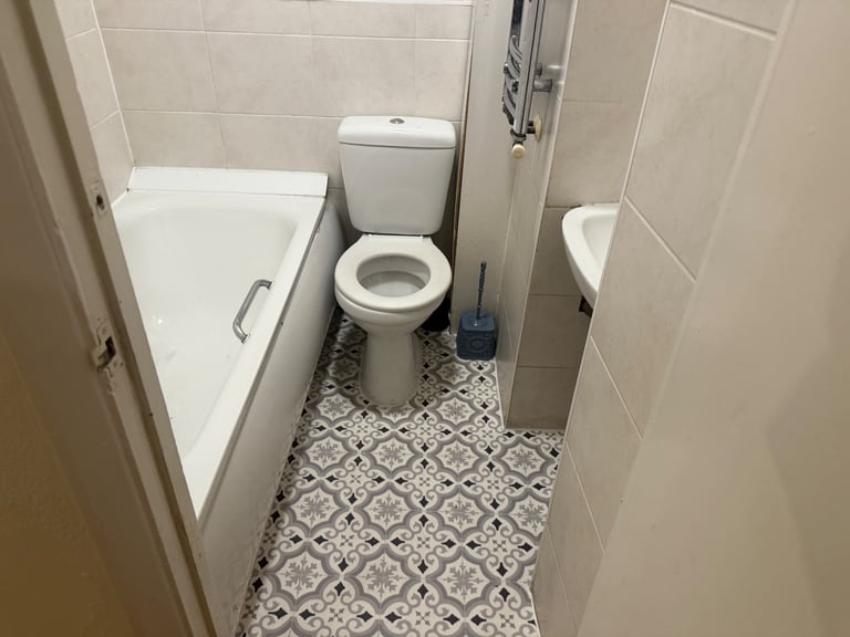 2 Bedroom first Floor Maisonette (Flat) is available to rent in Hayes UB4 