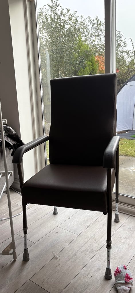 Height adjustable mobility chair 