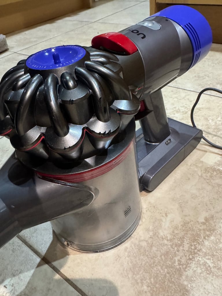 Dyson V8 absolute cordless vacuum cleaner good working order 