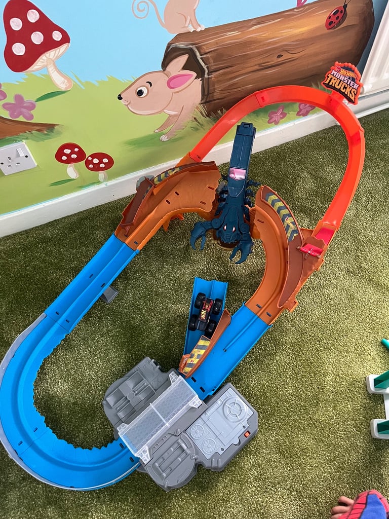 Hot wheels motorised Monster Truck course and car