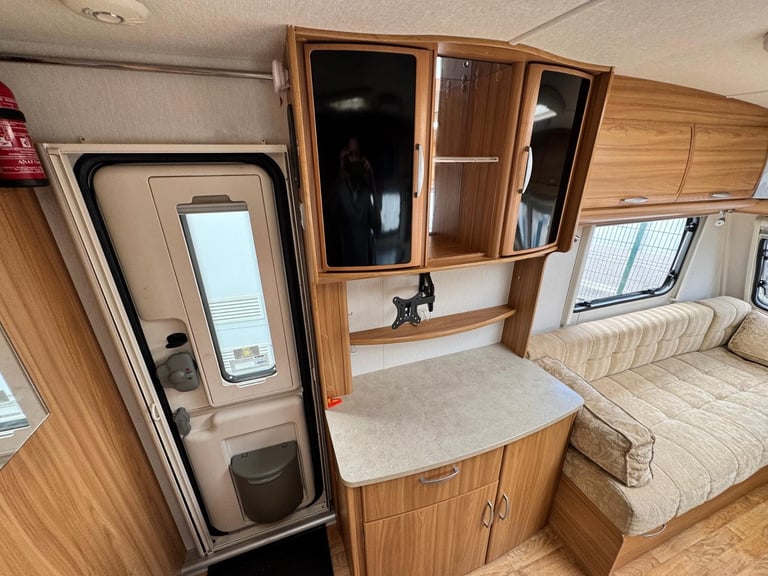 LUNAR CLUBMAN CK 2011 MODEL 2 BERTH REAR WASHROOM TOURING CARAVAN