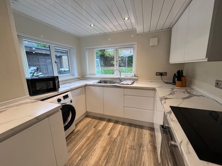 Uphall - 3 Bedroom, huge ground floor flat - Bright & Sunny - partially furnished 