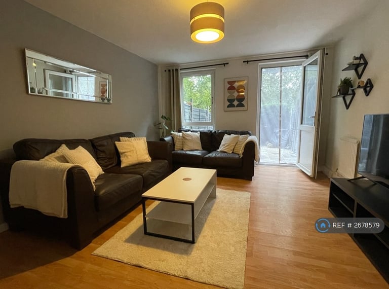 3 bedroom flat in London, London, E14 (3 bed) (#2678579)