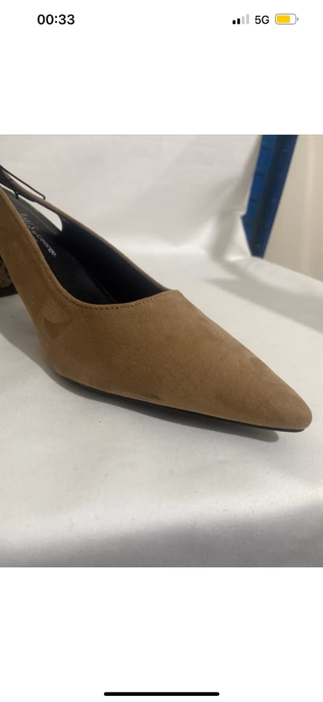 Women’s size 8 ankle boots suede tagged  