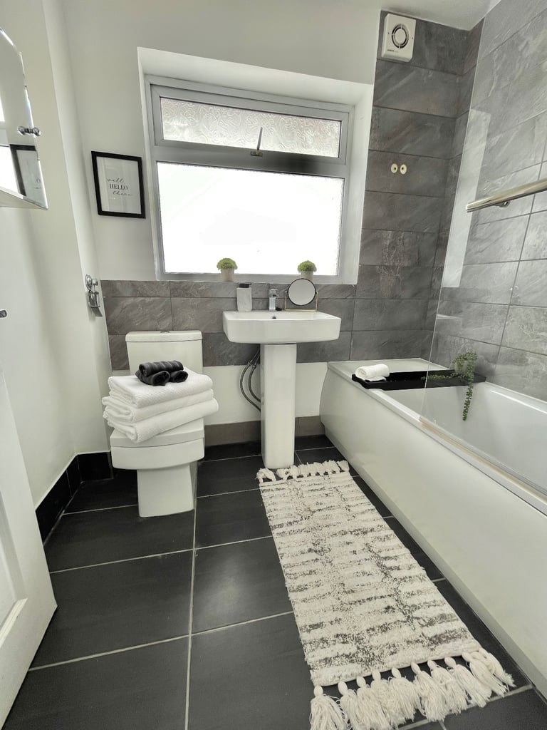 4 bedroom attached house Rugby centre 