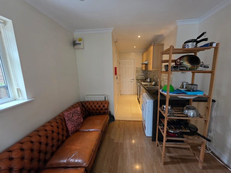 image for DOUBLE ROOM+ PRIVATE EN-SUITE SHOWER ROOM AVAILABLE - 7 Minutes walk to the BARNET HOSPITAL 