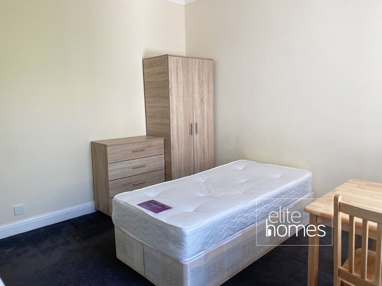 Large first floor rear self-contained Studio Flat in Archway, N19.