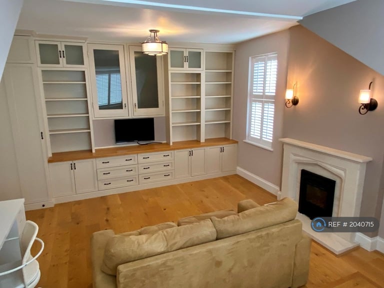 2 bedroom flat in Worple Road, London, SW19 (2 bed) (#2040715)