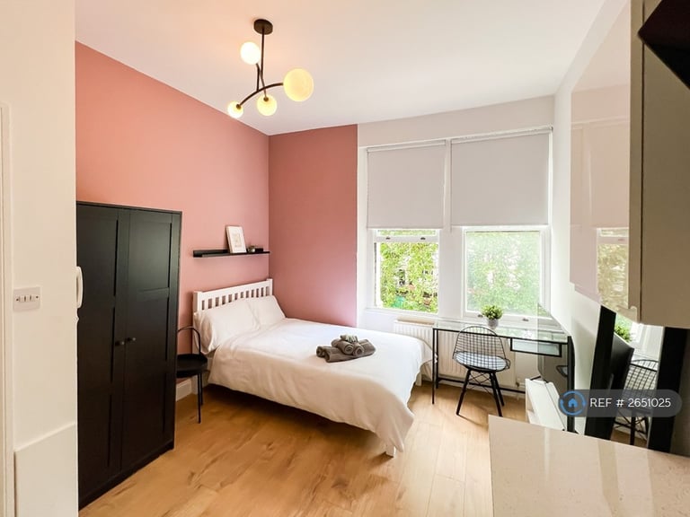 Studio flat in Kensington Gardens Square, London, W2 (#2651025)