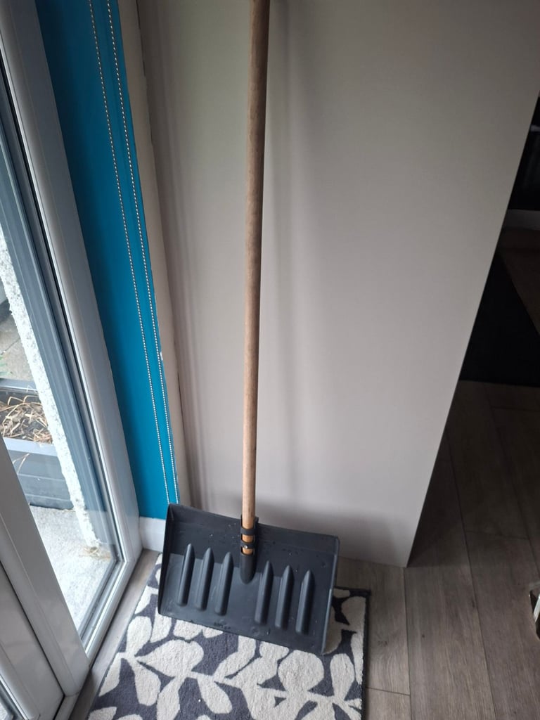 Snow shovel 
