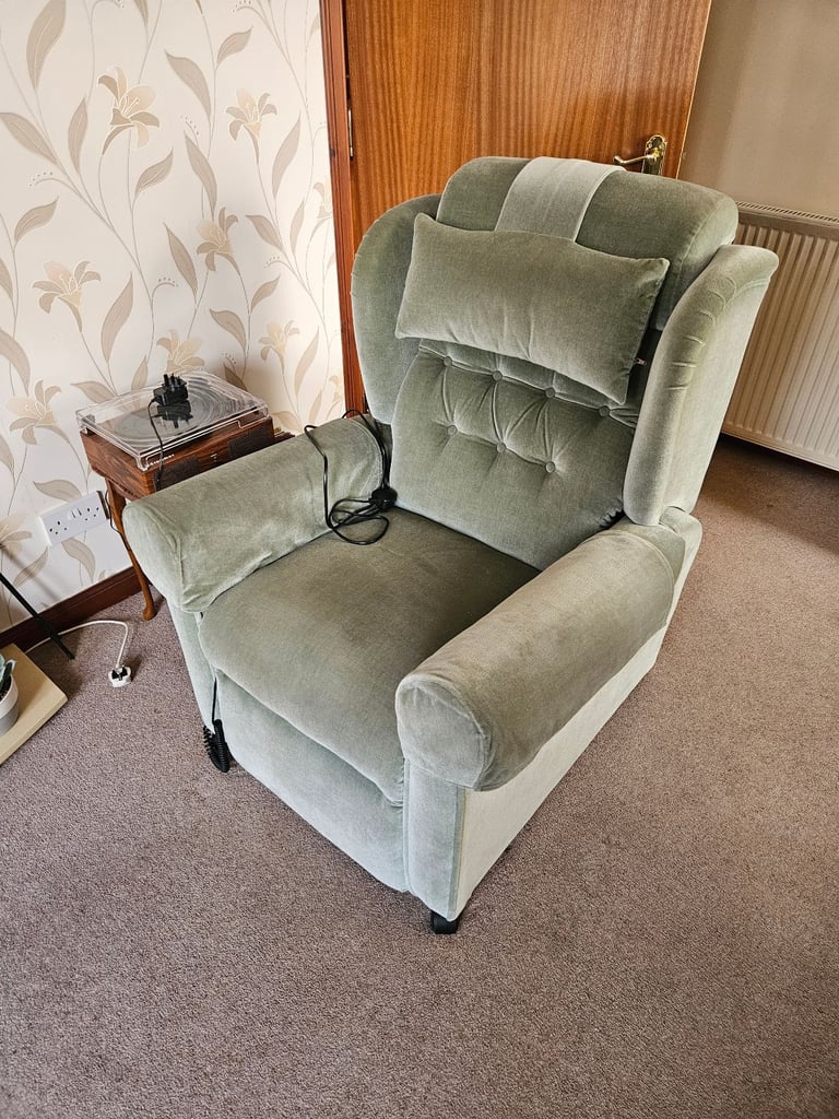 Rise and recline electric armchair 
