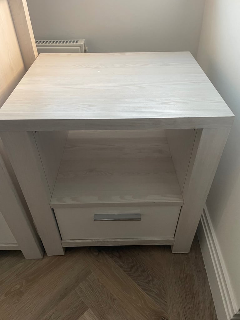 Living Room Furniture (4 Matching Items)