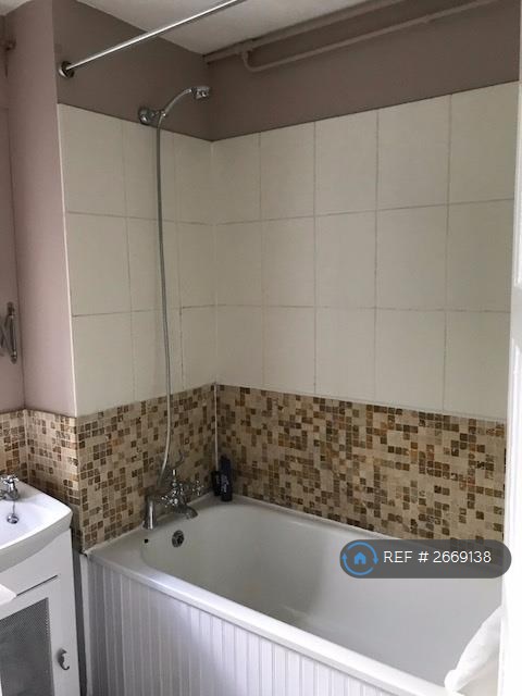 2 bedroom flat in Nunhead Lane, London, SE15 (2 bed) (#2669138)