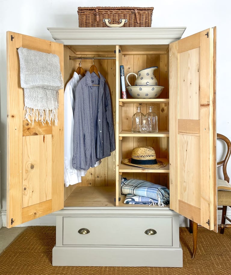 5.2ft Solid pine linen cupboard dresser cupboard wardrobe / Pantry larder