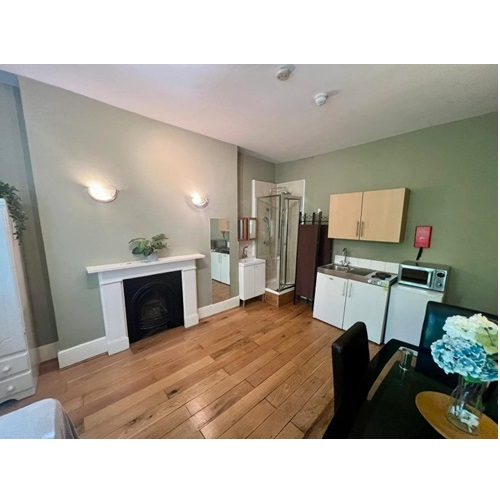 Double Semi-Studio in Holland Road, Kens Olympia/Shepherds Bush, W14 8BB