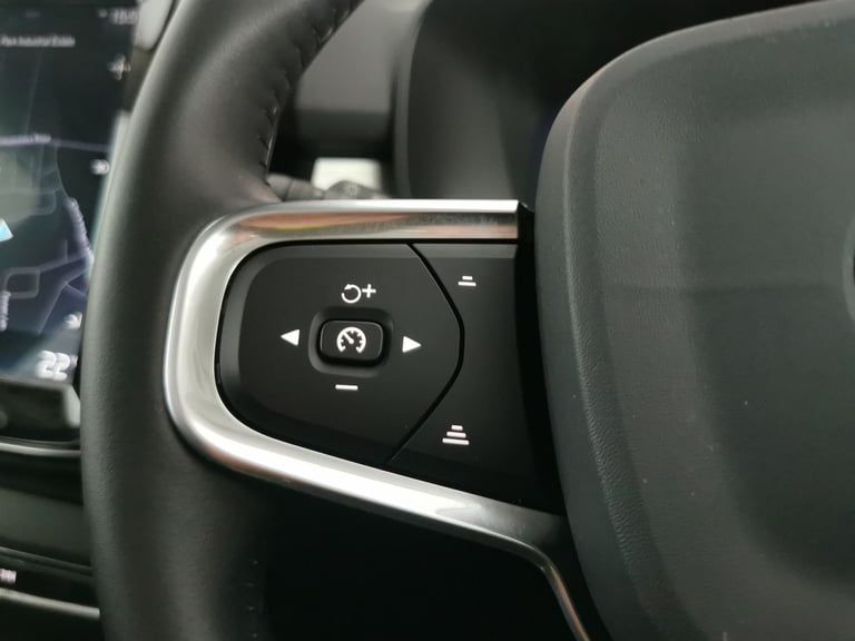 2020 Volvo XC40 1.5 T3 Momentum SUV 5dr Petrol Auto Euro 6 (s/s) (163 ps) - SENSUS SAT NAV  Suv P...