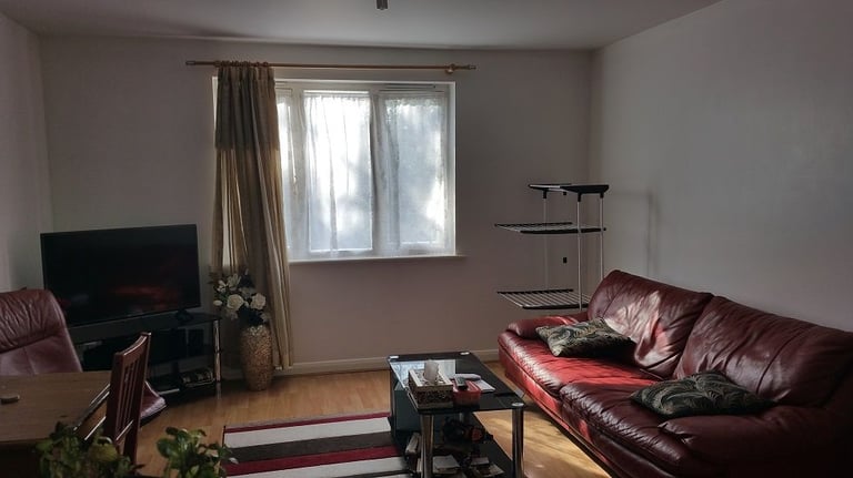 West London Acton, W3 two bedroom, 2nd floor flat in a purpose built gated court